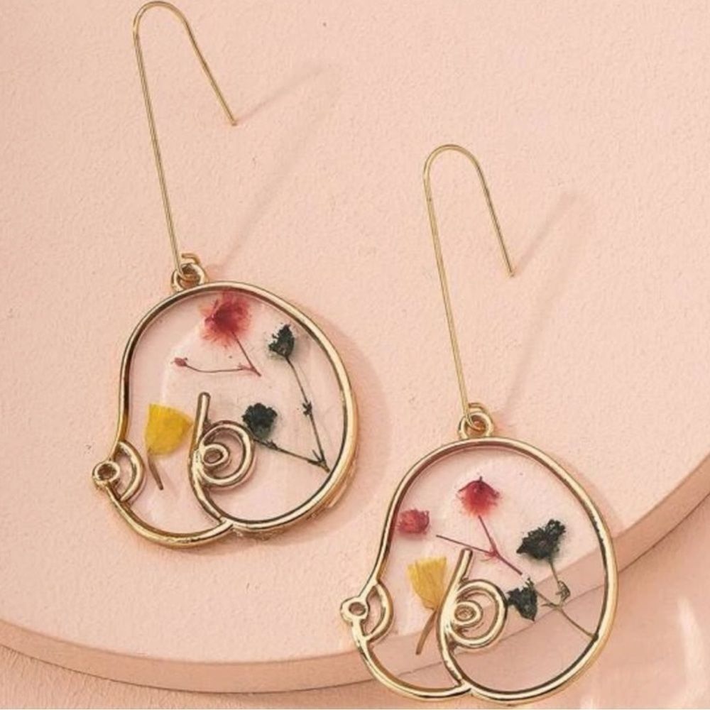 Floral Women’s Figure Bo*b Dangle Earrings NWT - Picture 2 of 4